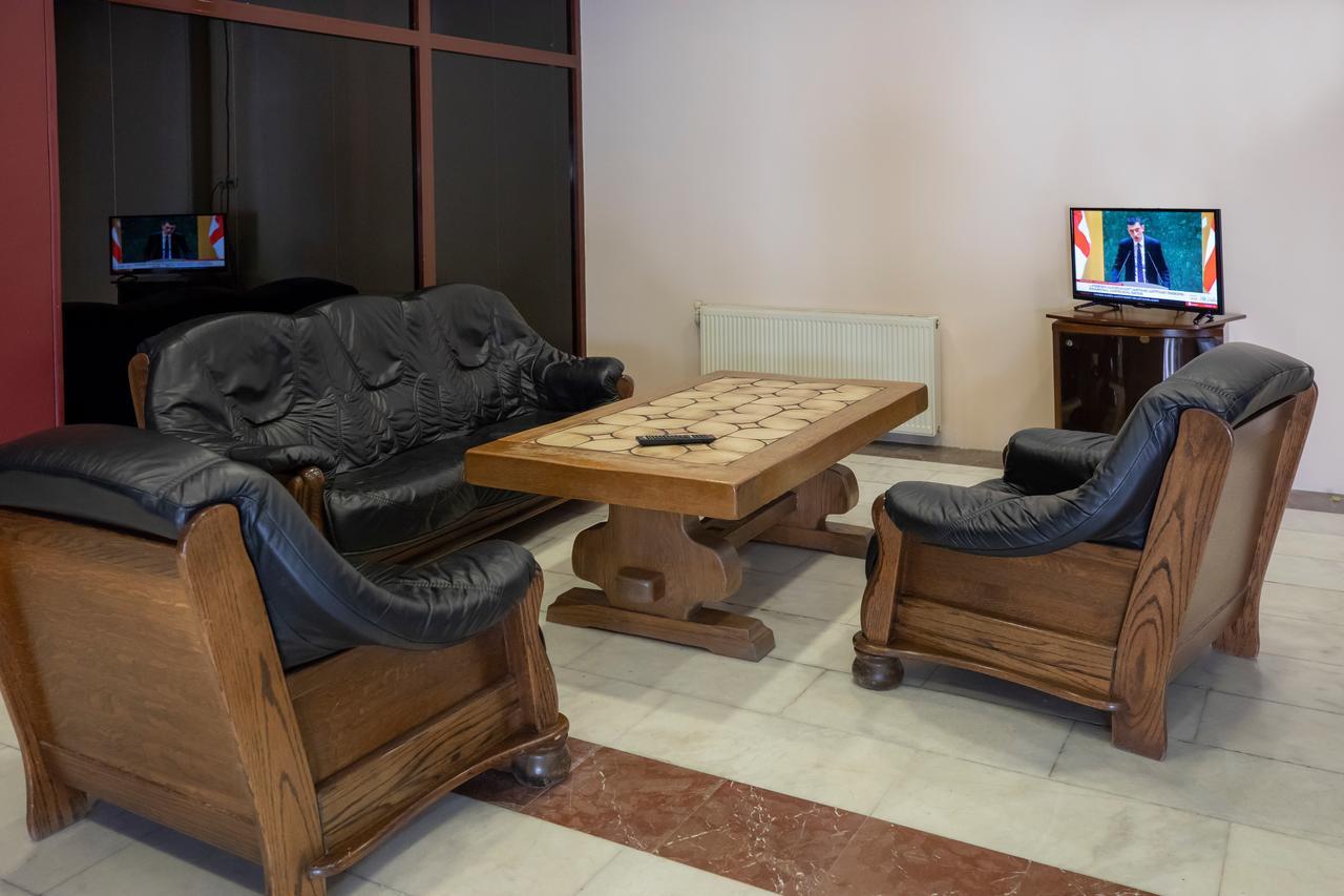 Leader Hotel Gori Bagian luar foto