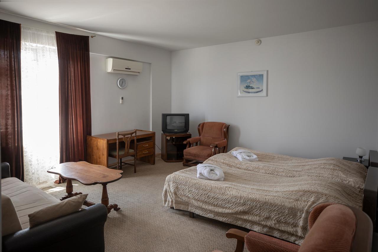 Leader Hotel Gori Bagian luar foto