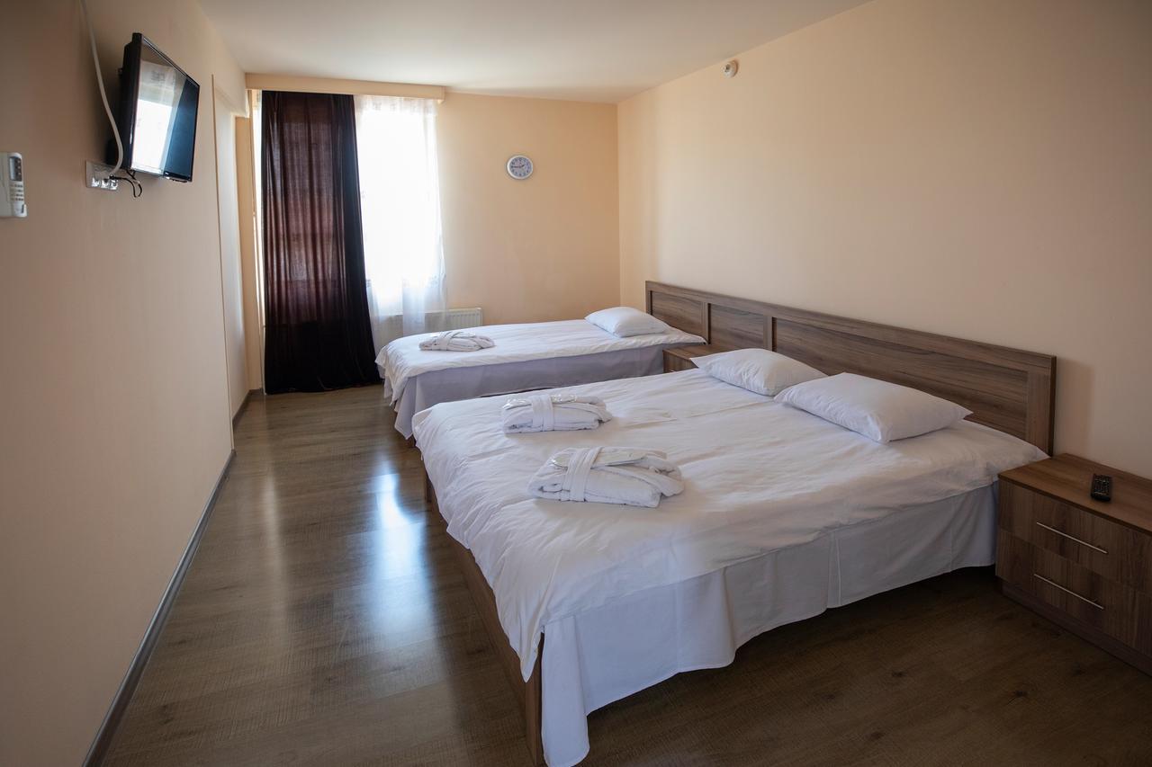 Leader Hotel Gori Bagian luar foto