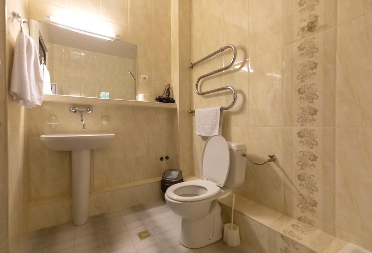 Leader Hotel Gori Bagian luar foto