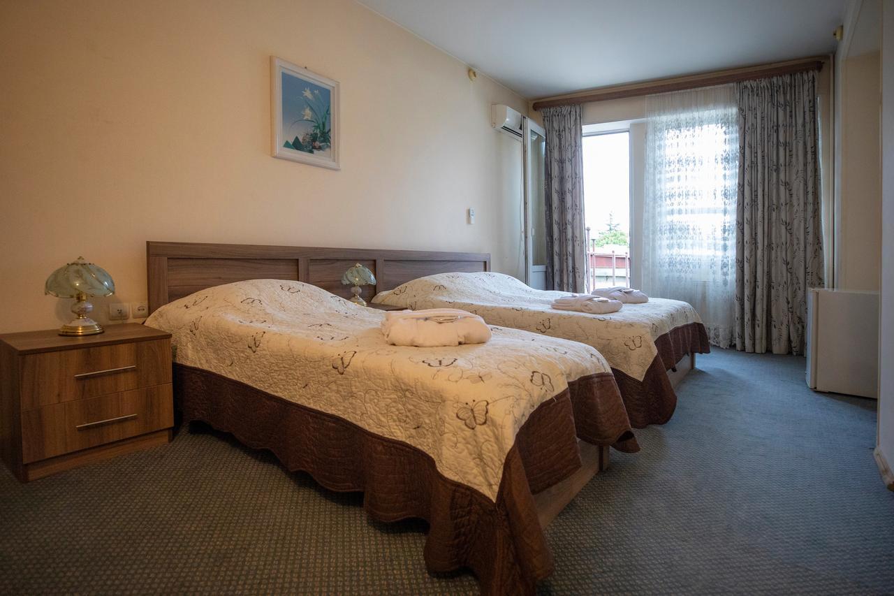 Leader Hotel Gori Bagian luar foto