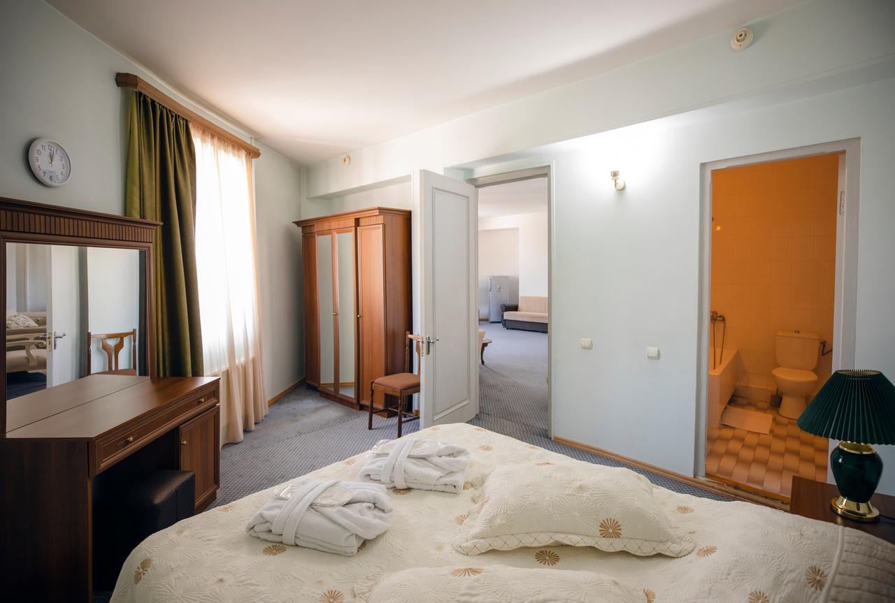 Leader Hotel Gori Bagian luar foto