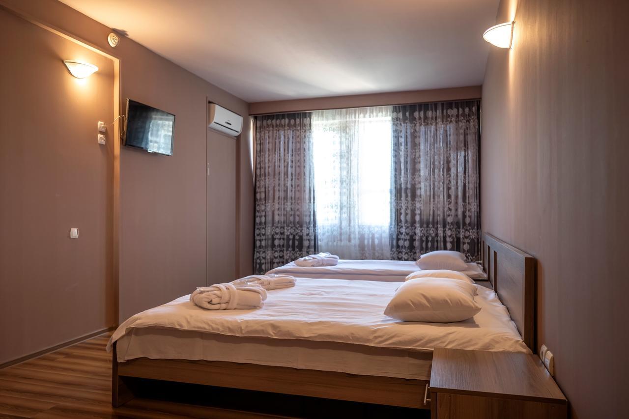 Leader Hotel Gori Bagian luar foto
