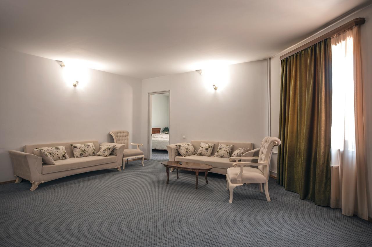 Leader Hotel Gori Bagian luar foto